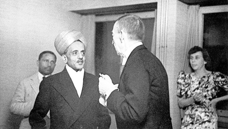 The Maharajah of Mysore congratulates Rachmaninoff © Jean Schneider / Lucerne Festival Archives