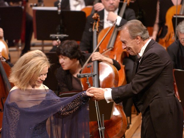 Claudio Abbado und Sopranistin Renée Fleming nach einem Konzert, 2004