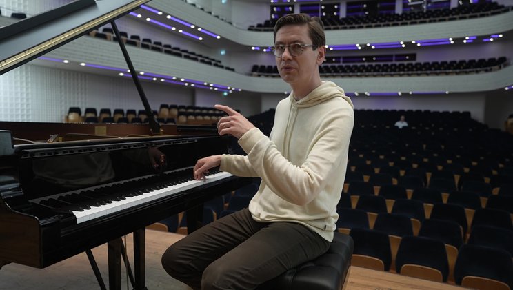 Víkingur Ólafsson kurz vor dem Konzert mit dem Cleveland Orchestra und Franz Welser-Möst