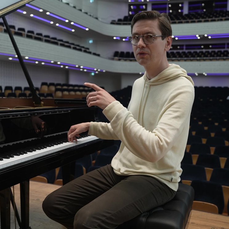 Víkingur Ólafsson kurz vor dem Konzert mit dem Cleveland Orchestra und Franz Welser-Möst