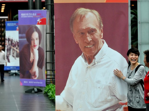 Plakat mit Peter Fischlis Foto von Claudio Abbado in Peking, 2009